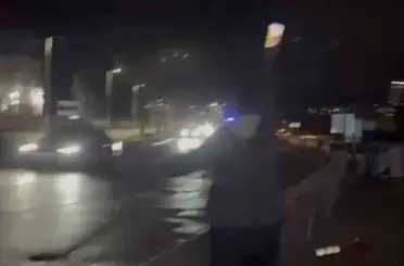 Motosiklet bariyerlere çarptı, gençler cep telefonu ışığıyla trafiği durdurdu