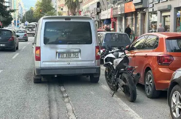 Motosiklet hafif ticari araca çarptı: 2 yaralı
