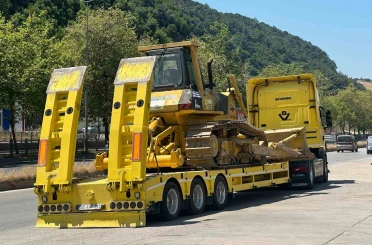 Motosiklet ile iş makinesi taşıyan tır çarpıştı: 1 yaralı 