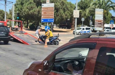 Motosiklet ile otomobil çarpıştı 