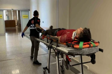 Motosiklet ile otomobil çarpıştı: 2 yaralı 