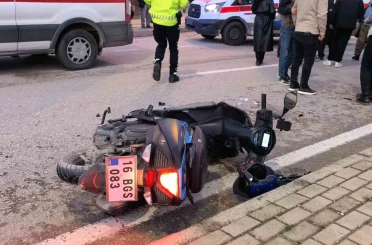 Motosiklet kadına çarptı: 2 yaralı 