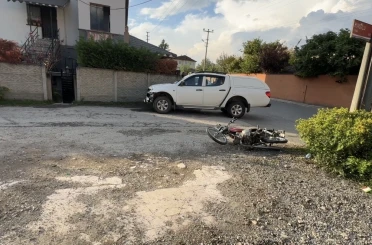 Motosiklet kamyonete çarptı: 2 ağır yaralı 