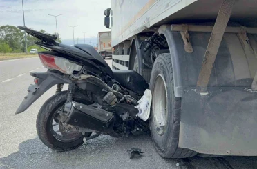 Motosiklet kamyonun tekerleri arasına ok gibi saplandı: Emekli komiser yardımcısı hayatını kaybetti 