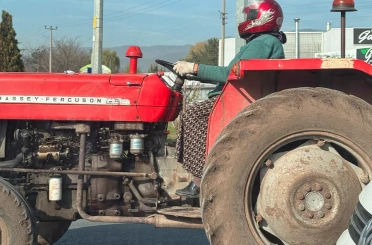 Motosiklet kaskıyla traktör kullanan kadın, sosyal medyada büyük beğeni topladı 