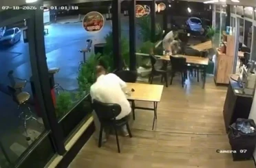 Motosiklet lokantada oturan müşteriye çarptı 