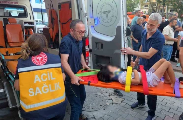 Motosiklet önce küçük çocuğa ardından otomobile çarptı: 2 yaralı 