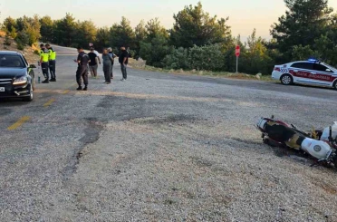 Motosiklet otomobile çarptı: 2 yaralı 