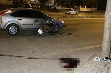 Motosiklet otomobile ok gibi saplandı: 1 ölü, 1 yaralı 
