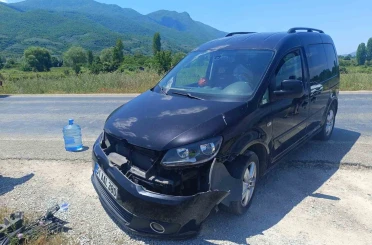 Motosiklet otomobille çarpıştı : Sürücü ağır yaralı 