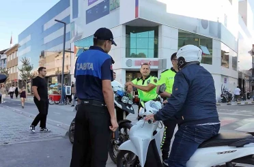 Motosiklet sürerken bir eliyle baklava taşımaya çalışan sürücüsü cezaya itiraz edemedi 