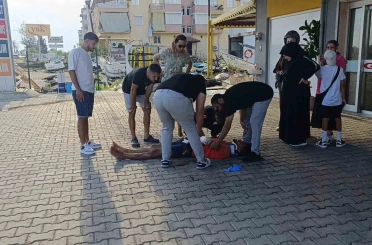 Motosiklet, sürücü ve kaskı metrelerce savruldu: O anlar kamerada 