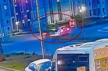 Motosiklet sürücüsünün otomobile çarpmasının etkisiyle fırladığı anlar kamerada 