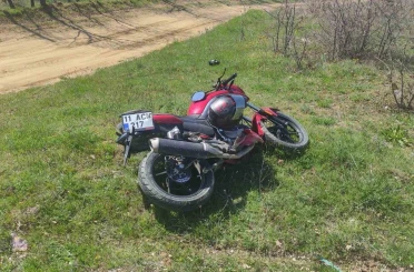 Motosiklet trafik tabelasına çarptı: 1 yaralı 