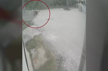 Motosiklet ve bisikletli çocuğun çarpıştığı anlar kamerada 