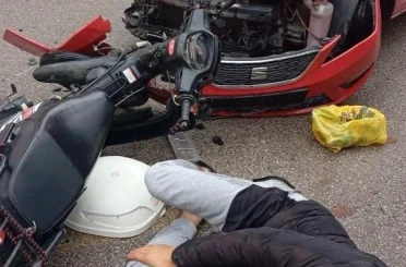 Motosiklet ve otomobil kafa kafaya çarpıştı: 1 yaralı 