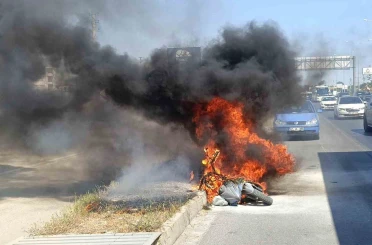 Motosikleti gözlerinin önünde demir yığınına döndü, yardım istediği sürücüler sadece izleyebildi 
