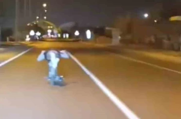 Motosikleti üzerine yatarak kullandı, ölüme davetiye çıkardı 