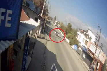 Motosikletin, dönüş yapmak isteyen otomobile ok gibi sağlandığı kaza kamerada 