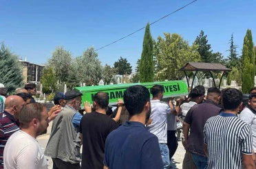 Motosikletin otomobile ok gibi saplandığı kazada ölen genç toprağa verildi 