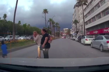 Motosikletin, scooterli çocuğa çarptığı anlar kamerada 