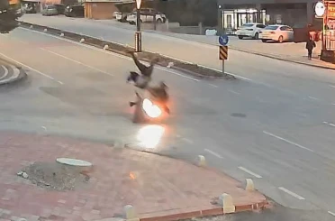 Motosikletin yayayı havaya uçurduğu an kameraya yansıdı: 2 yaralı 
