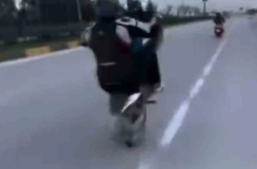 Motosikletinin önünü kaldırdığı anları paylaşarak ‘Relax olacaksın baba’ yazan motosiklet sürücüsüne ceza 