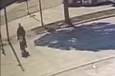 Motosikletiyle yaya geçidinden geçmek isteyen adamın hayatını kaybettiği kaza anları ortaya çıktı 