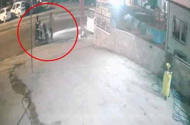 Motosikletle gelerek oto yıkamayı kurşunlayan çete üyelerinin maskesi düştü 