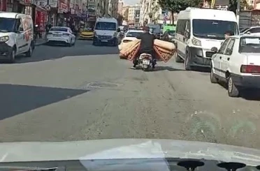 Motosikletle tehlikeli taşımacılık kamerada 