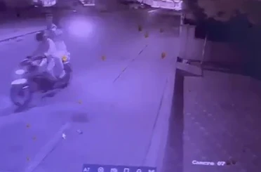 Motosikletli şüpheliler otomatik tabancayla berber dükkanına ateş açtı 