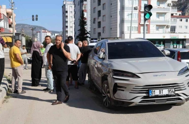 Motosikletli trafik polisi, kazada ağır yaralandı 