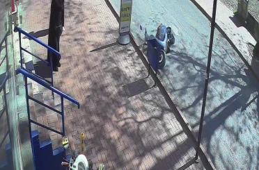Motosikletli yayadan kaçarken kaza yaptı 