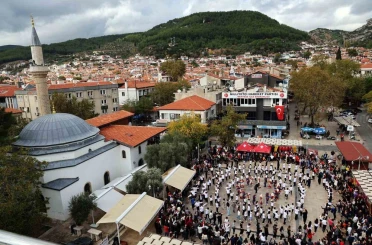 MTK Koleji’nden "Adım Adım Cumhuriyet" Zeybek gösterisi 