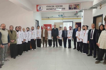 Müdür Yılmaz, uluslararası yemek yarışmasında dereceye giren öğrencileri ziyaret etti 