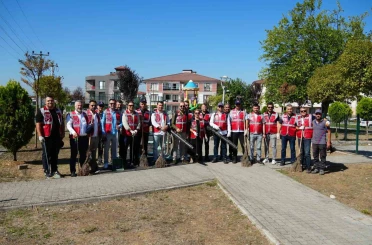 Müdürler Aziziye Çocuk Parkı’nı temizledi 