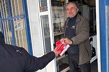 Muğla Büyükşehir Belediyesi Türk Bayrağı dağıtarak dayanışma mesajı verdi 