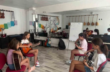 Muğla Uluslararası Gençlik Merkezi’nde çocuklara yönelik ücretsiz enstrüman eğitimleri başladı 