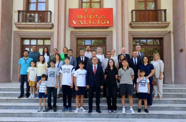 Muğla Valisi Dr. İdris Akbıyık, LGS şampiyonlarını altınla ödüllendirdi 