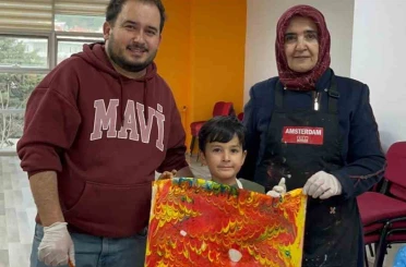 Muğla’da aileler ve çocuklar ebru sanatıyla renklerin yolculuğuna çıktı 