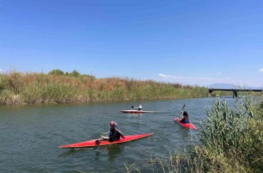 Muğla’da gençler doğa ve spor için kürek çekti 