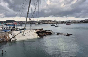 Muğla’da kuvvetli rüzgar tekne batırdı 