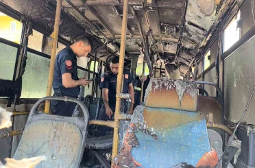 Muğla’da park halindeki midibüste yangın çıktı 