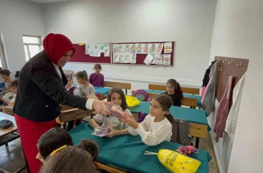 ’Muhtar ana’ kız çocuklarına hediyeler dağıttı 