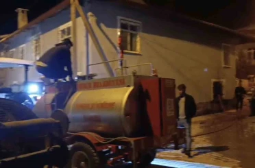 Muhtarın erken müdahalesi yangının büyümesini önledi