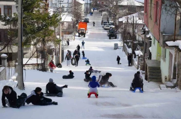 Muhtarın Yokuşu’nda çocukların kar eğlencesi 