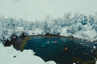 Muhteşem manzarada üç arkadaş kar yağışı altında gölette yüzdü 