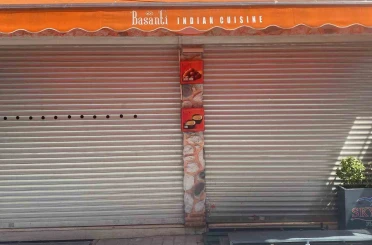 Mühürlü boş dükkandan yayılan kötü koku ekipleri harekete geçirdi 