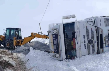 Muradiye’de gizli buzlanmadan dolayı tır devrildi 
