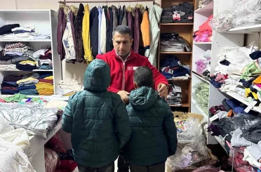 Muradiye’de Kızılay’dan kışlık giyim desteği 